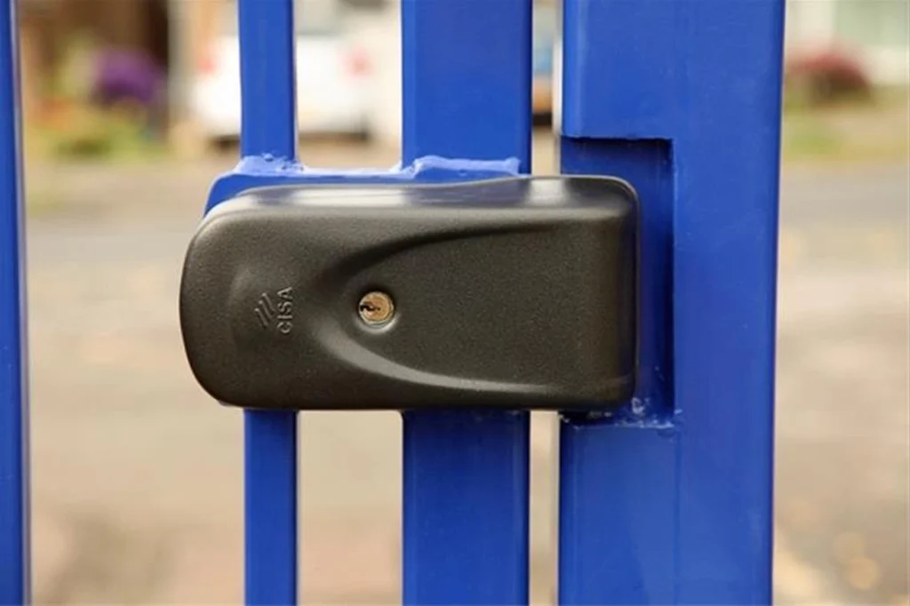 نصب قفل برقی در تهران – نصاب حرفه‌ای در کمتر از ۲ ساعت